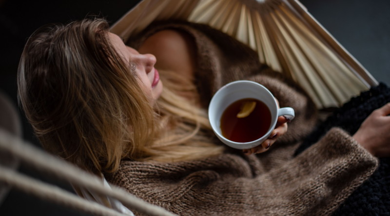 Une femme qui boit une tisane dans un hamac